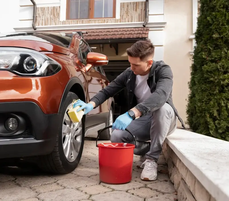 Lavage auto à domicile Noisy-sur-Oise : professionnel intervenant sur un véhicule